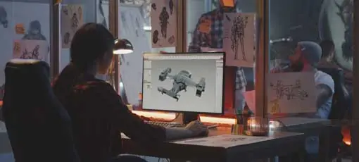 3D-Spieleentwickler - Frau die ein Flugzeug auf dem Computer modelliert