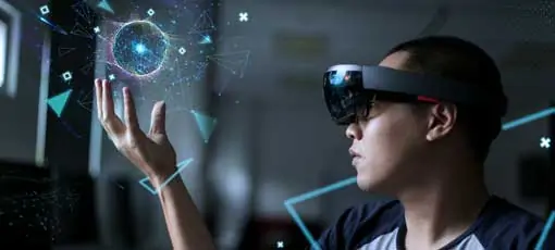Augmented Reality Entwickler - Augmented Reality Junge mit Hololenbrille im Laborraum. Erweiterte Technologie mit gemischter Realität