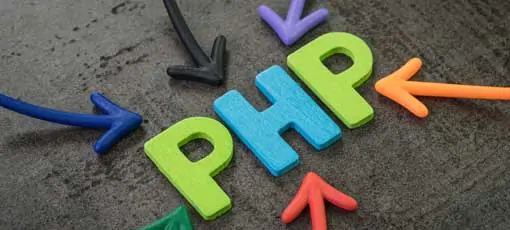 PHP-Datenbankentwickler - PHP moderne Programmiersprache für die Softwareentwicklung oder das Anwendungskonzept, mehrfarbige Pfeile, die auf das Wort PHP im Zentrum der schwarzen Zementwandtafel zeigen.