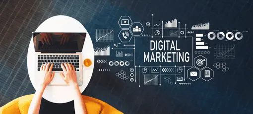 Digital Marketing und Social Media | Digitales Marketing mit einem Notebook auf weißem Tisch